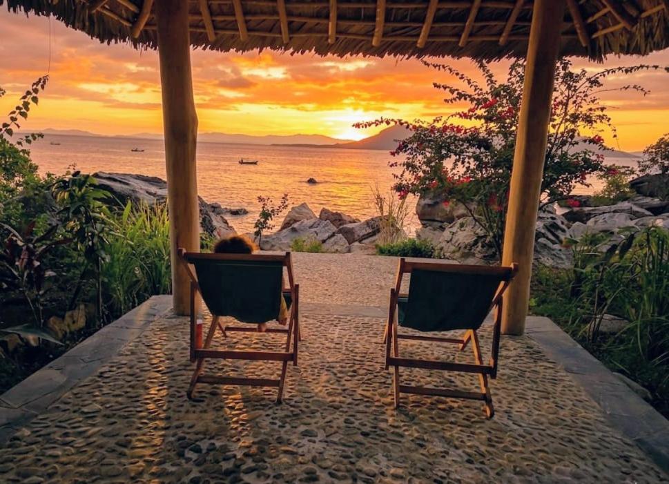 Cocoa Beach Lodge à Nosy Komba — vue de la villa privée et plage